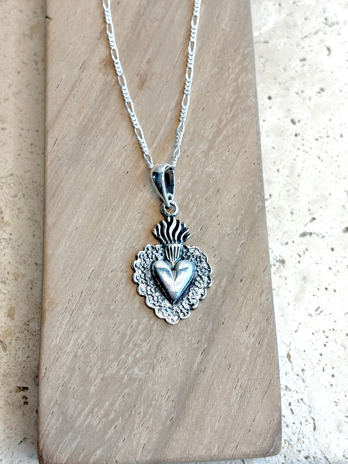 Sacred Heart Necklace in 925 Sterling Silver – Mexican design inspired in Frida khalo Figaro Chain, Collar de sagrado corazón de plata .925 plata mexicana